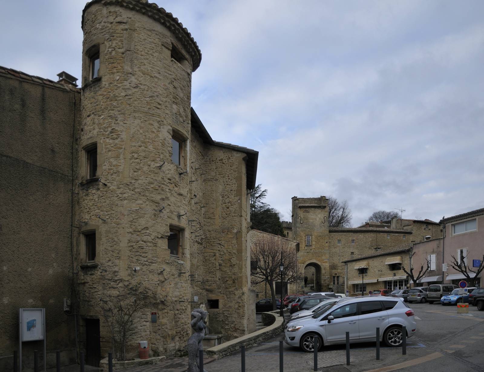 La tour Renaissance et la porte du château des Poitiers à Étoile-sur-Rhône