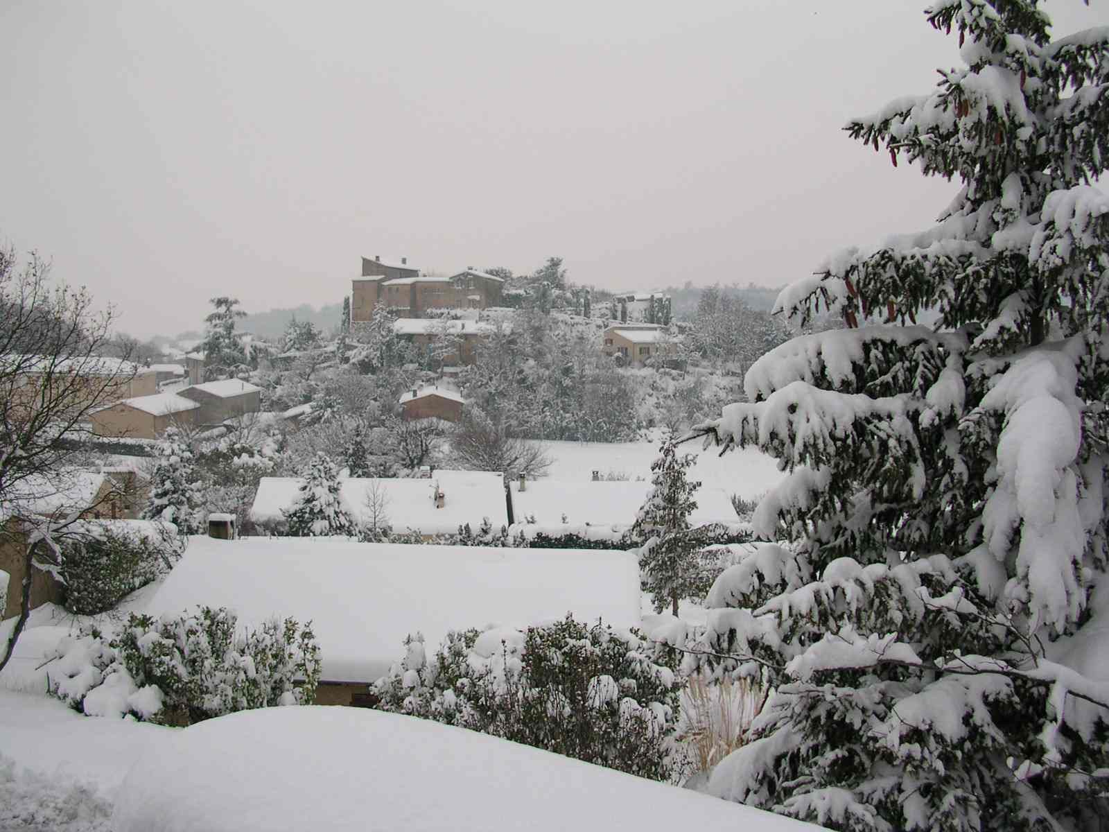 Le village d'Eurre et son château sous la neige, hiver 2006