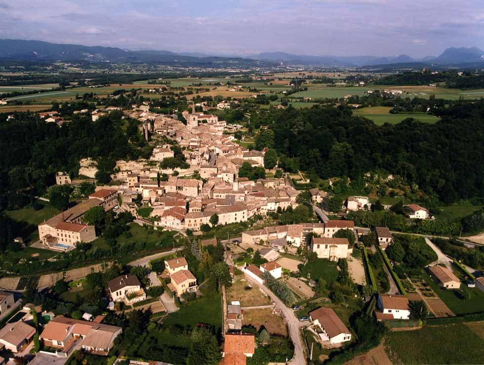 Le village de Grane et sa tour de l'horloge