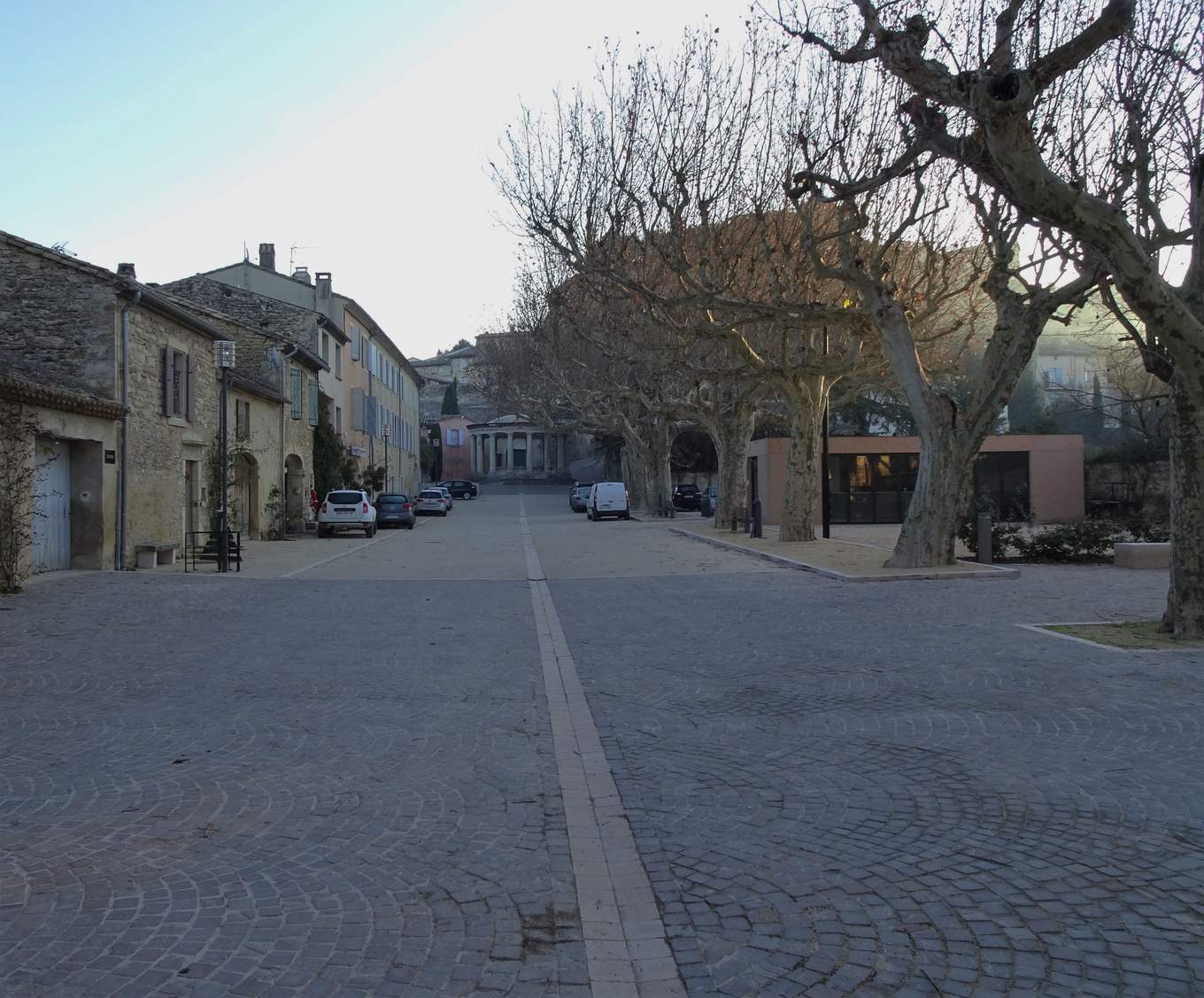 Le lavoir public de Grignan, entouré de ses colonnes