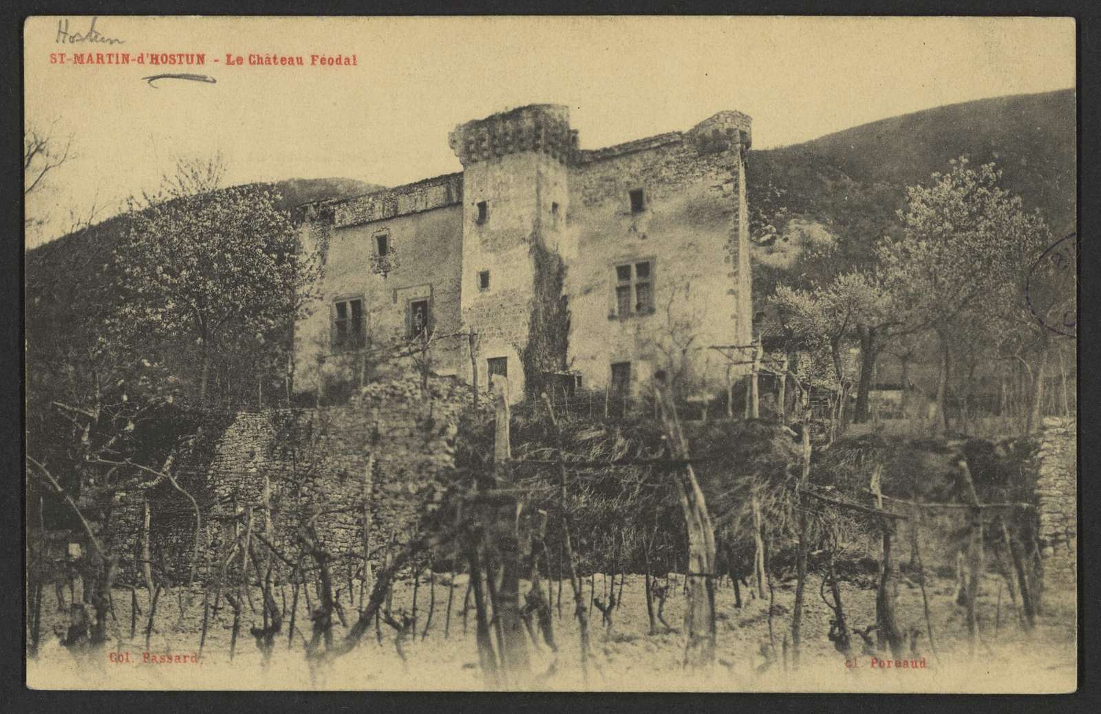 Carte postale ancienne du château féodal de Saint-Martin-d'Hostun, bâtiment fortifié à tour carrée au-dessus de vignes