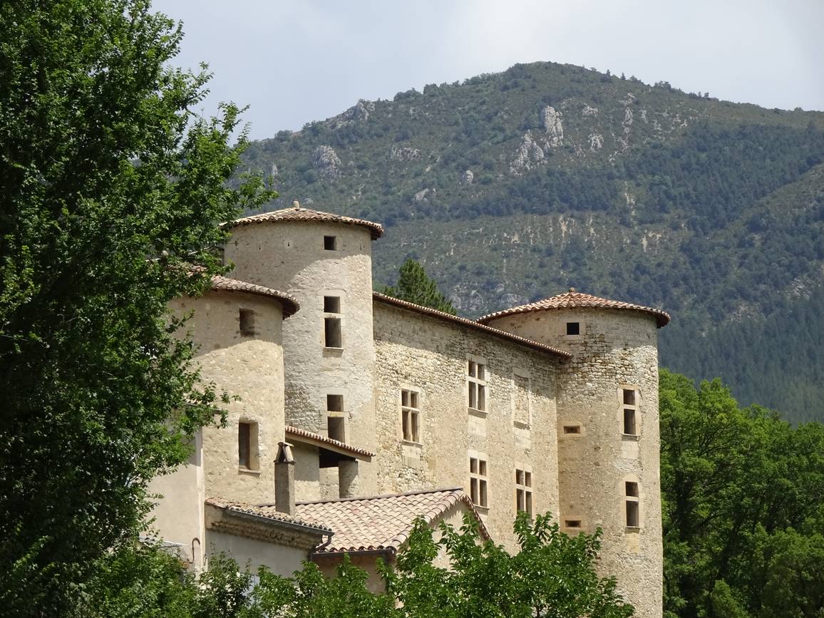 Le château de La Charce, façade encadrée de deux tours