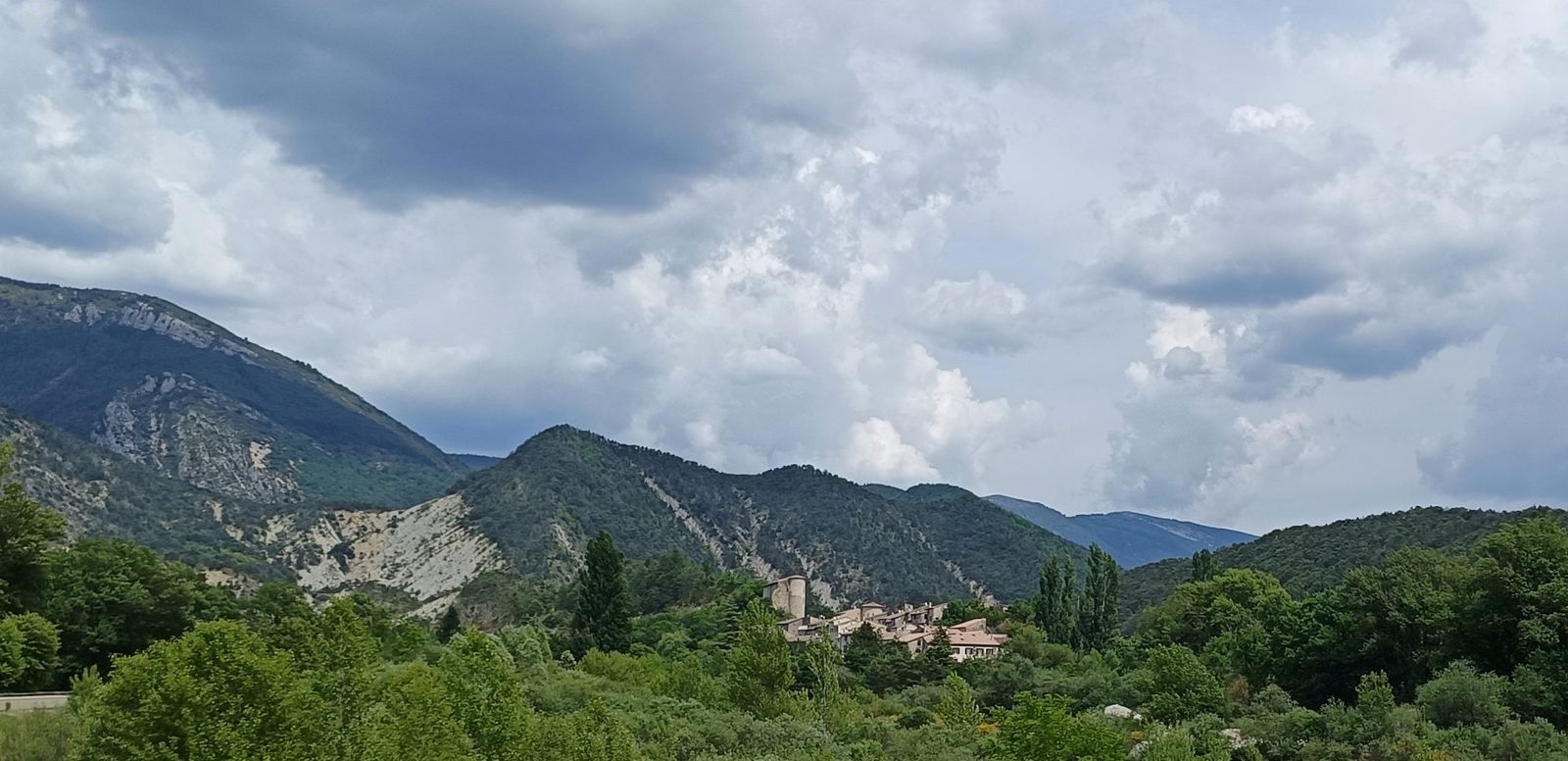 Le village de La Charce vu depuis le site géologique du Serre de l'Âne