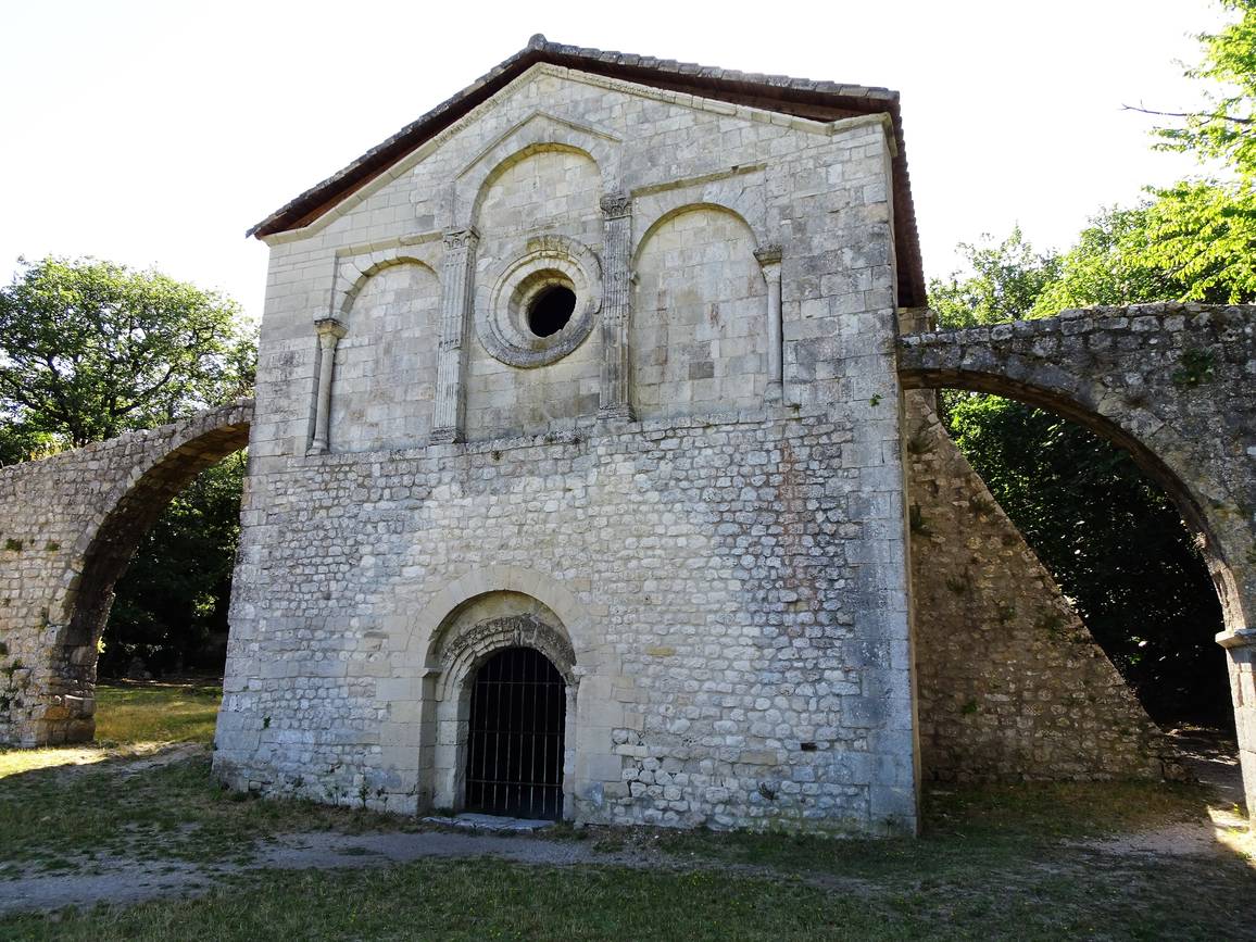 La chapelle romane du Val des Nymphes isolée dans son vallon, à La Garde-Adhémar