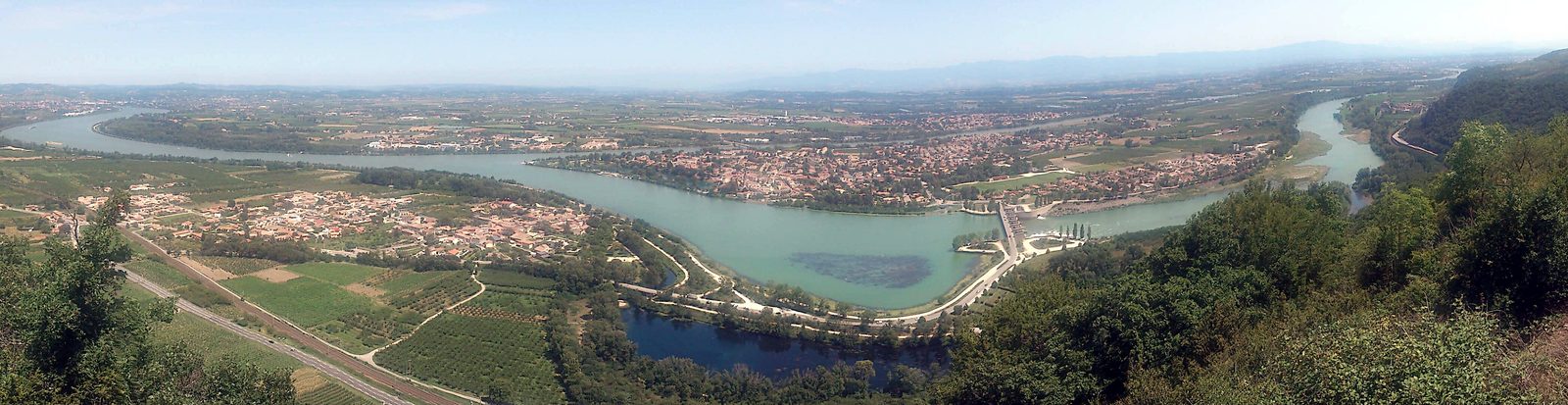 Vue panoramique de La Roche-de-Glun et de la vallée du Rhône