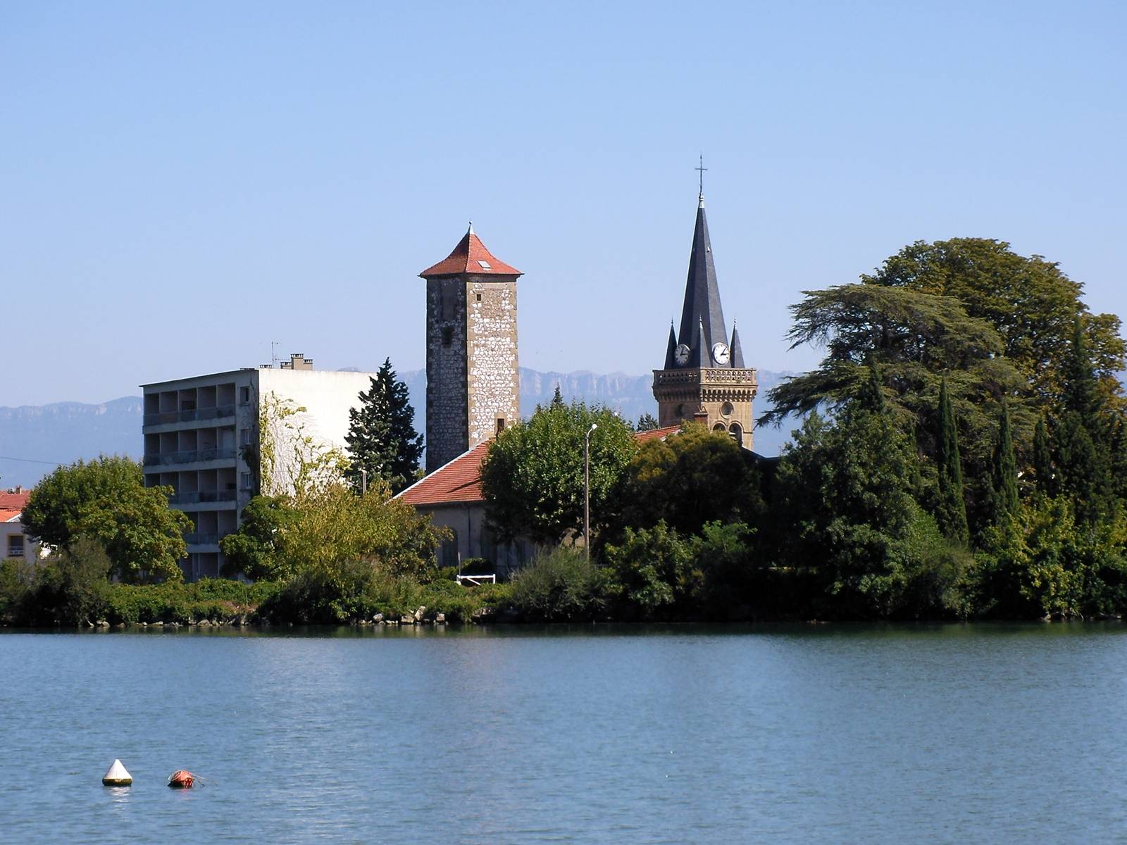 La Roche-de-Glun vue depuis Glun, en Ardèche, de l'autre côté du Rhône