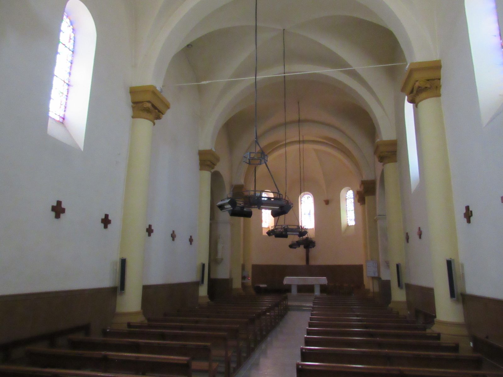 L'intérieur de l'église Saint-André de Larnage