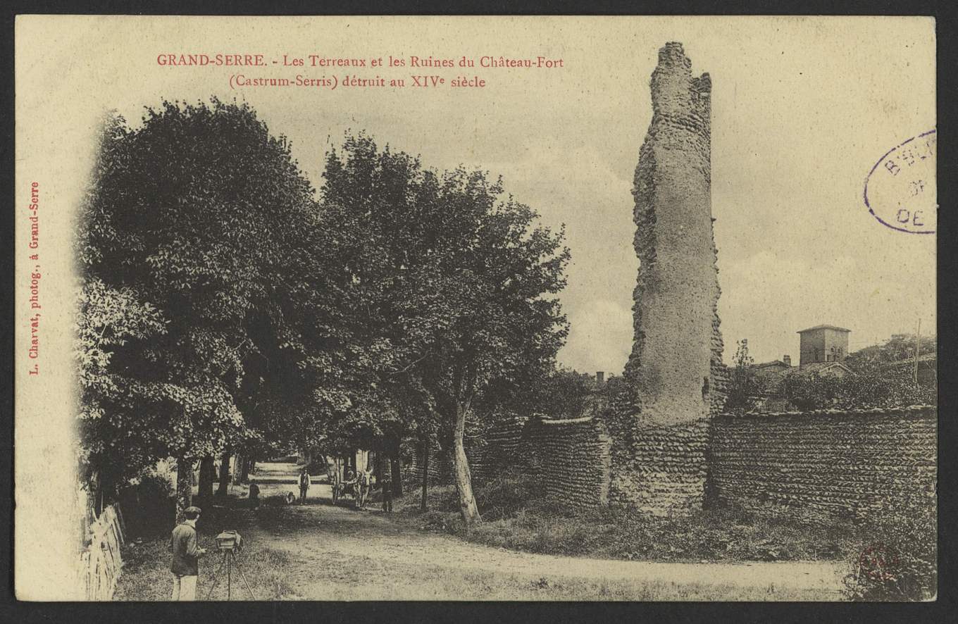 Les Terreaux et les ruines du château fort du Grand-Serre vers 1900