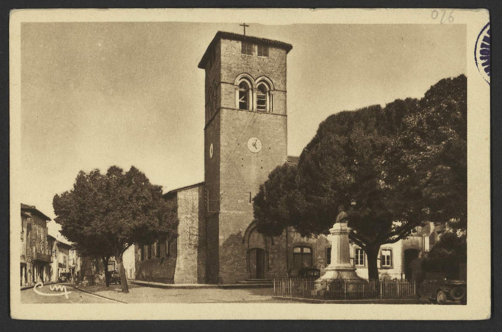 La place de l'Église du Grand-Serre sur une carte postale ancienne