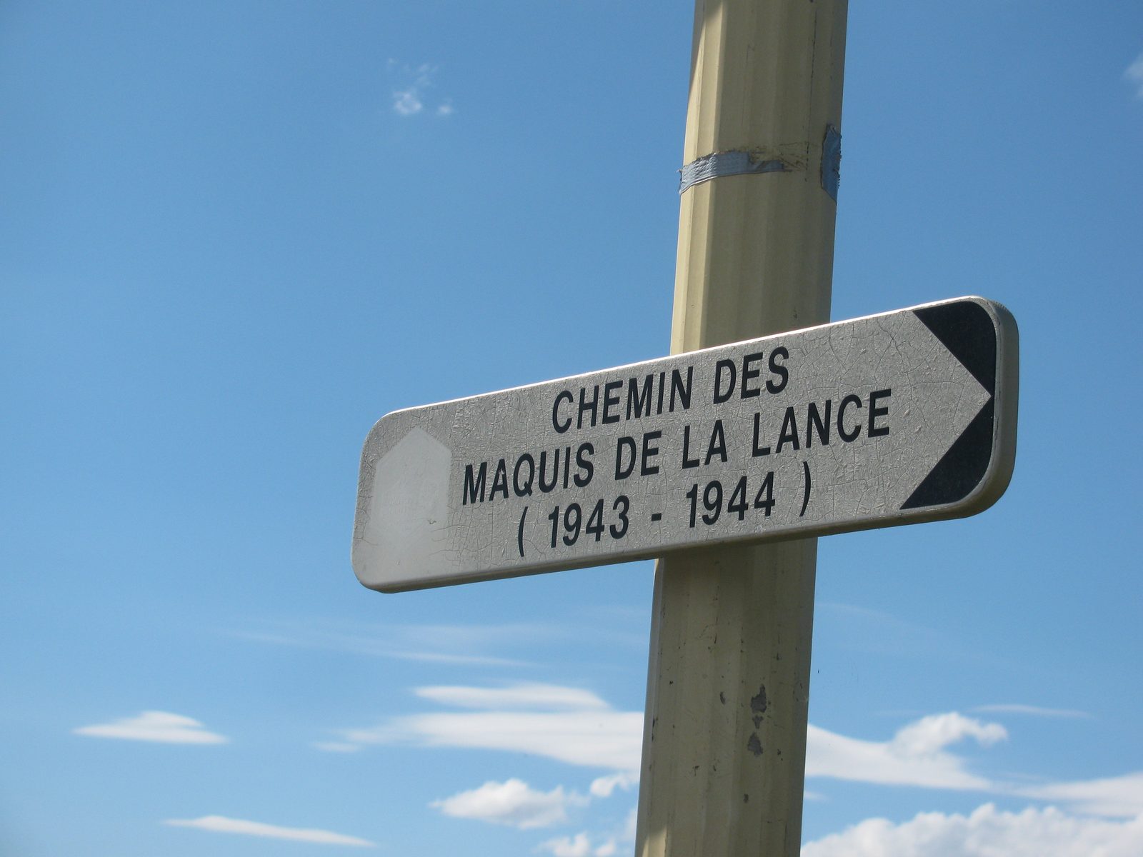Le chemin des Maquis de la Lance au Pègue