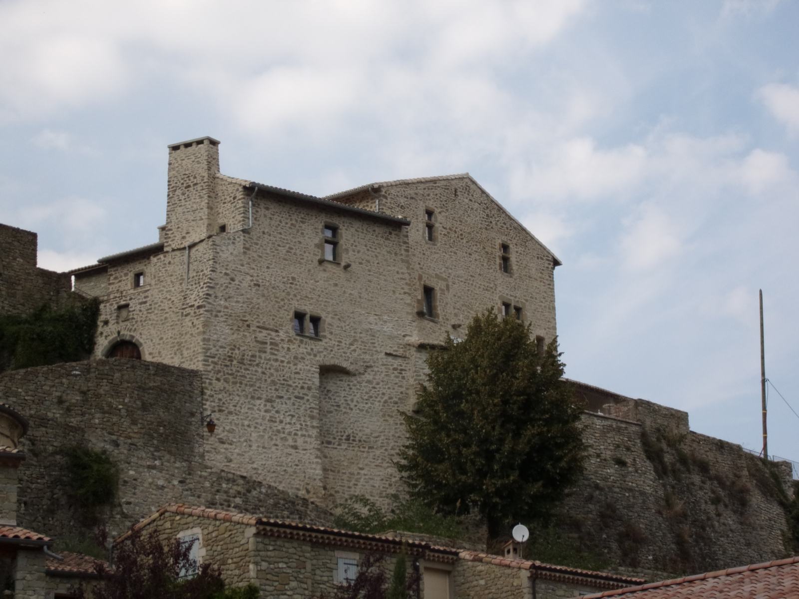 Le château du Poët-Célard, restauré et devenu hôtel-restaurant