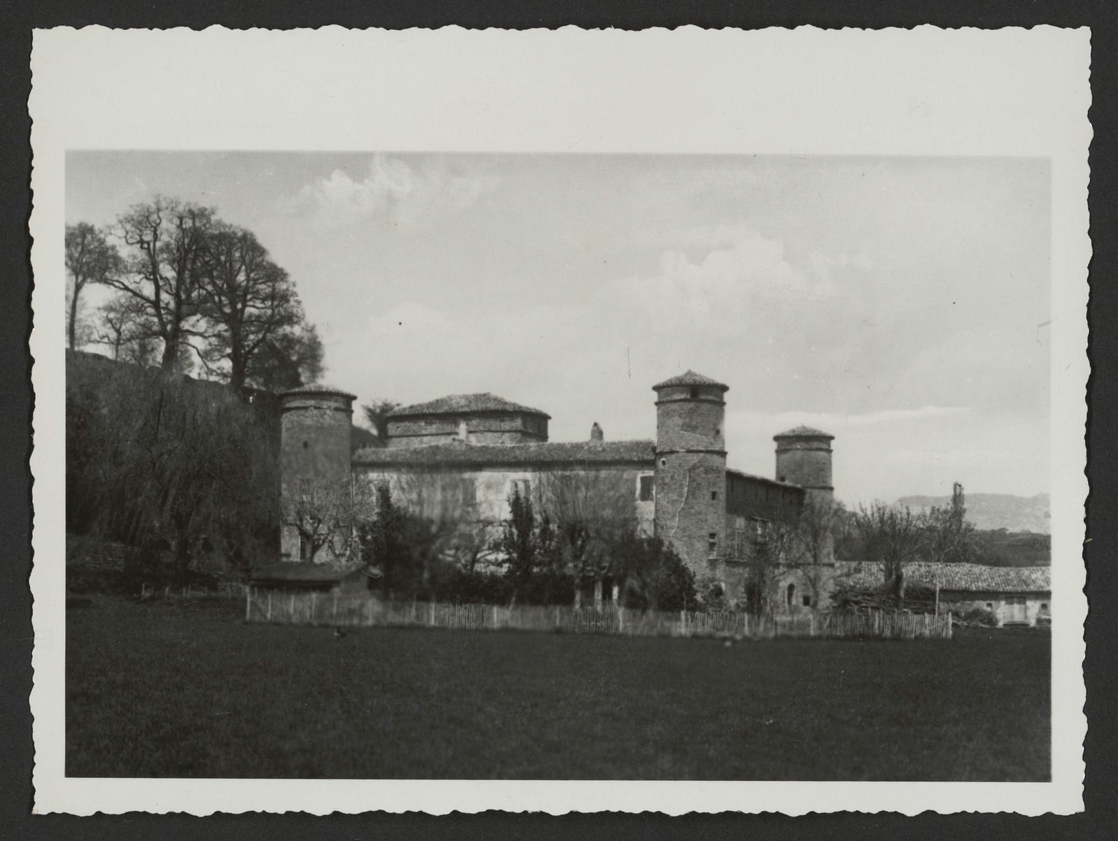 Vue ancienne du château Saint-André au Poët-Célard