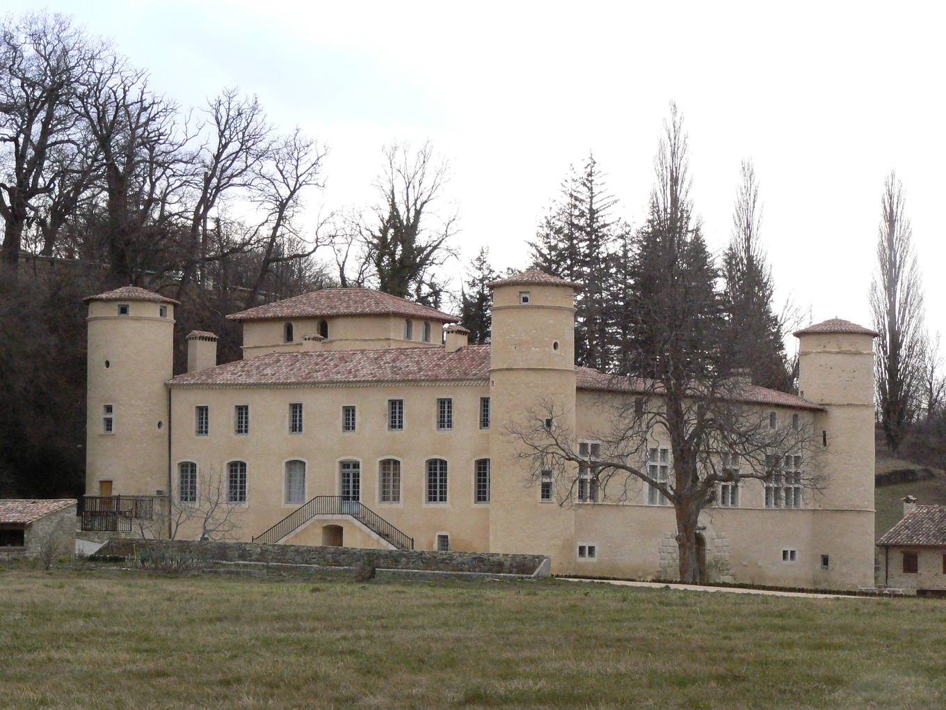 Le château de Saint-André au Poët-Célard, classé monument historique en 2003