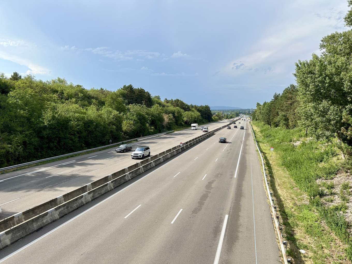 L'autoroute A7 vue depuis la passerelle des Tourrettes