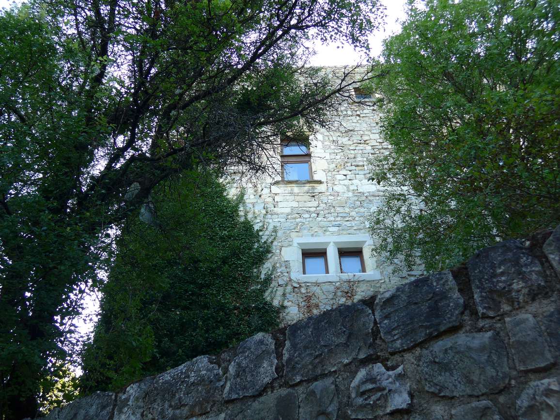 La façade des vestiges du château des Tourrettes, partiellement rénovés
