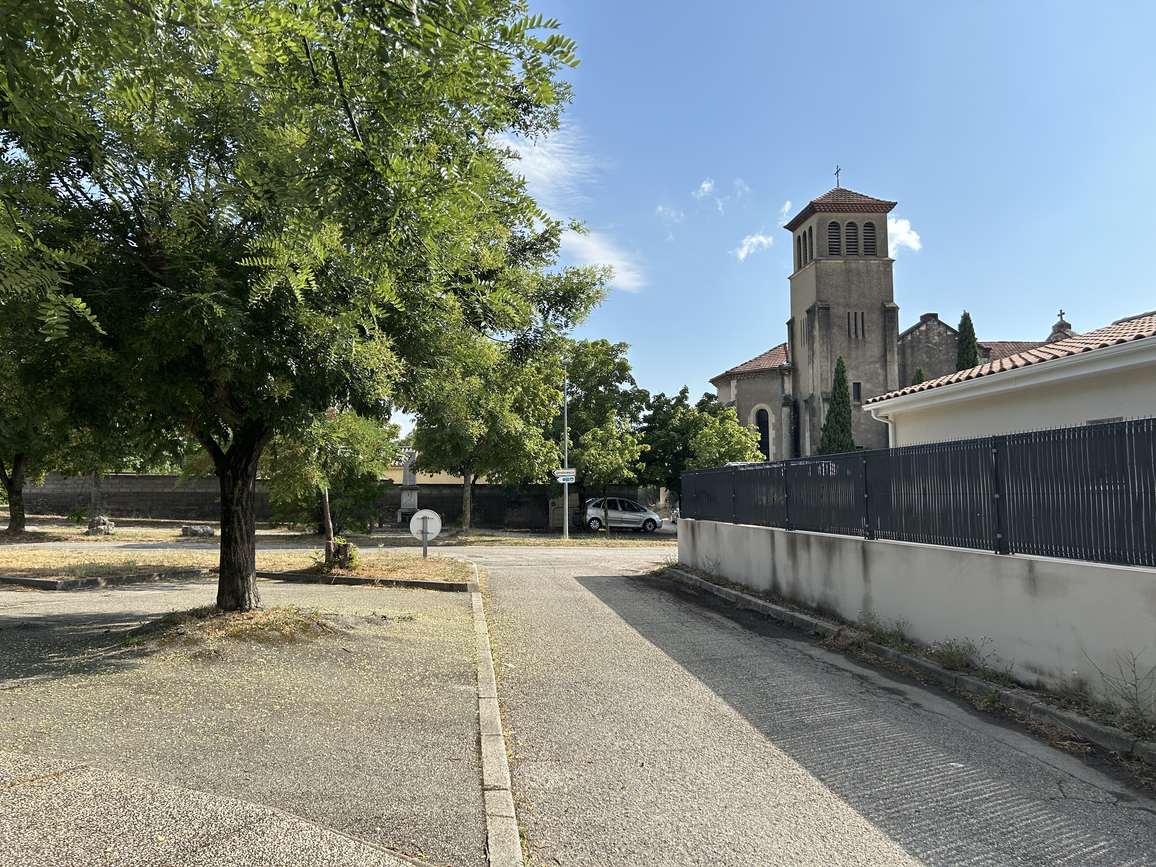 La place centrale des Tourrettes, dans le village d'en bas