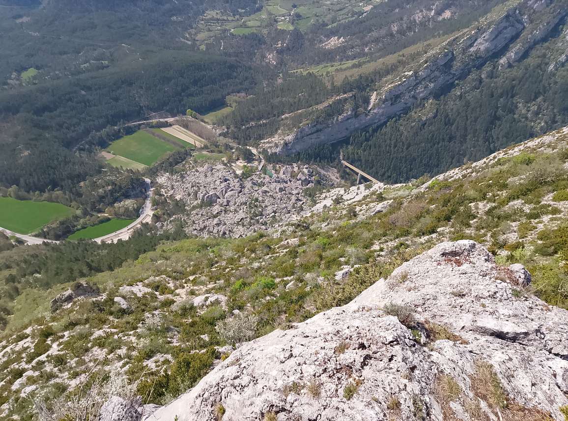 Vue de la clue du Claps depuis le sommet du pic de Luc, avec la route et la voie ferrée