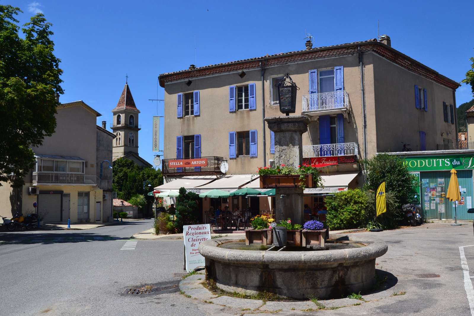 La place de la Fontaine à Luc-en-Diois