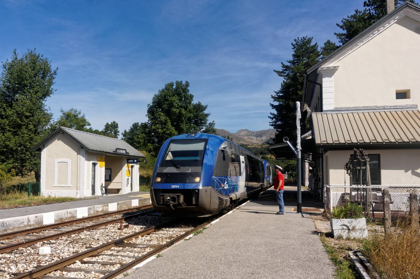 Un TER Grenoble-Gap en gare de Lus-la-Croix-Haute