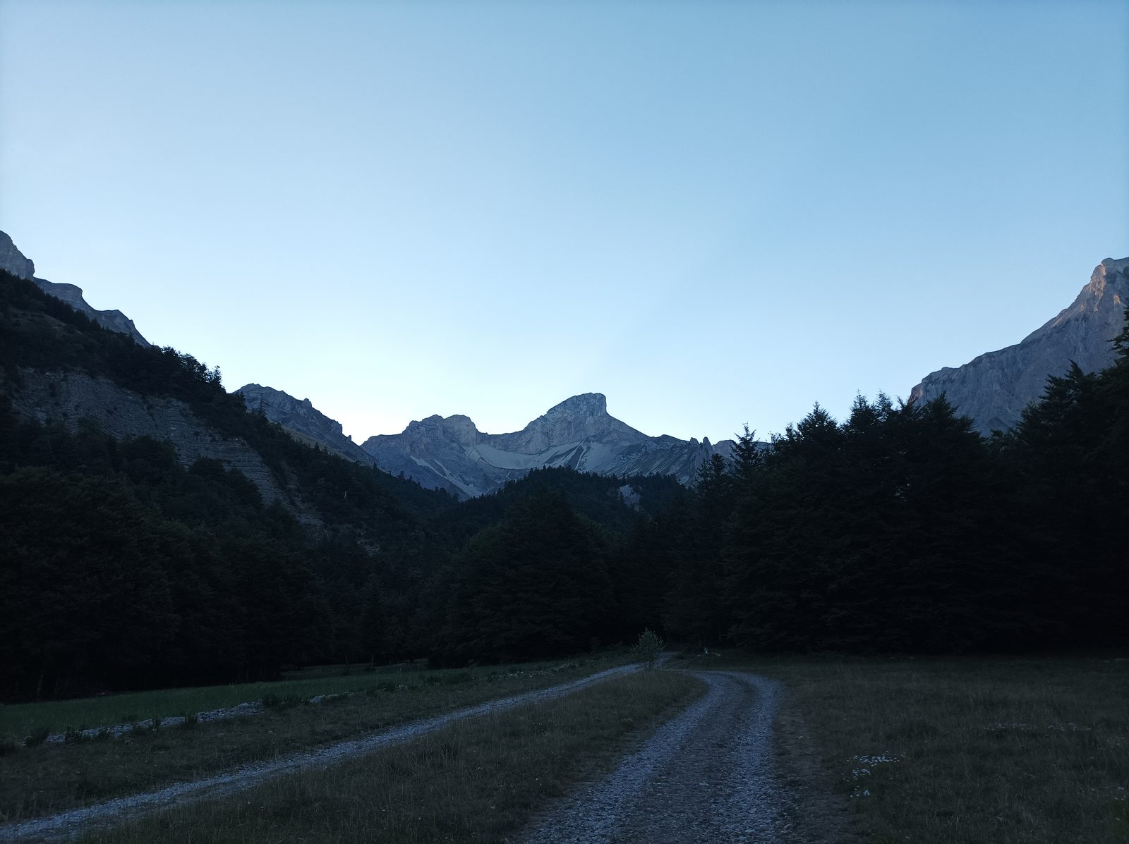 Le Rocher Rond vu depuis la vallée du Buëch