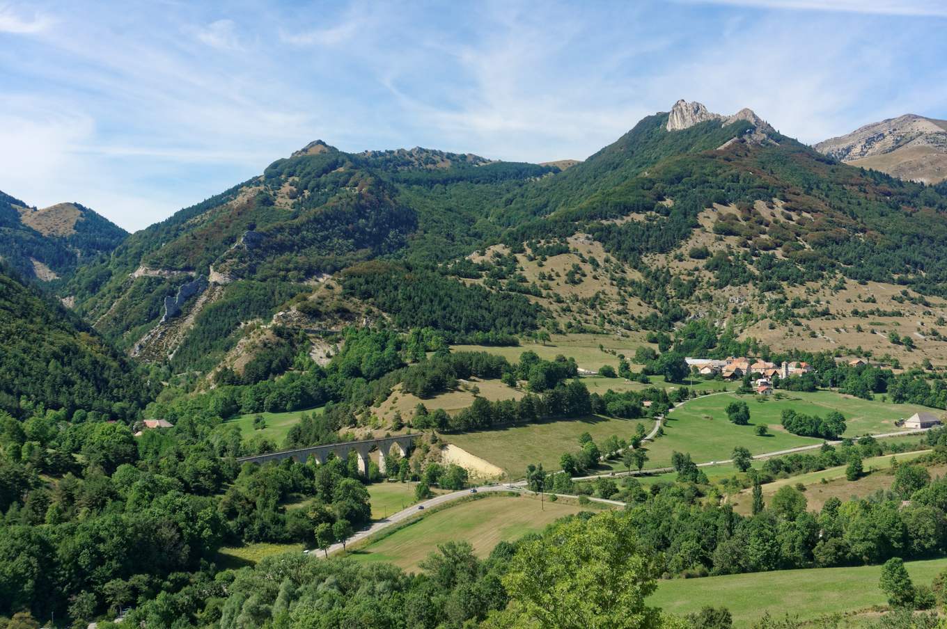 Le viaduc des Fauries et le hameau des Lussettes à Lus-la-Croix-Haute