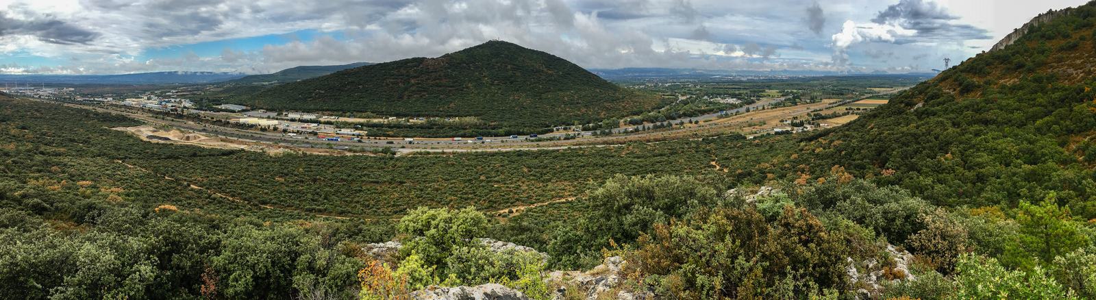 Panorama depuis le rocher au-dessus de la grotte Mandrin