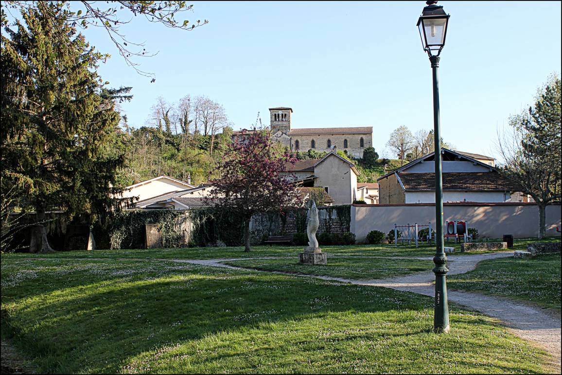 L'église de Manthes vue depuis le parc du village