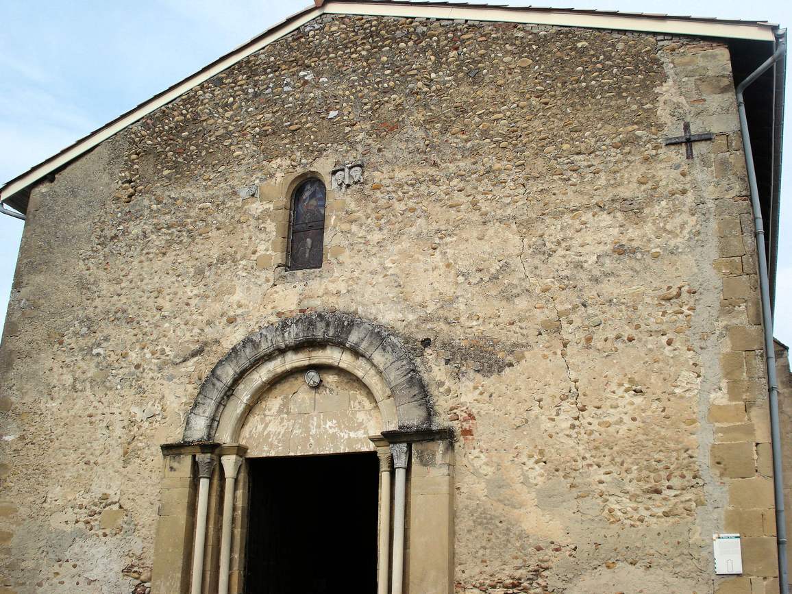 Le portail d'entrée du prieuré de Manthes