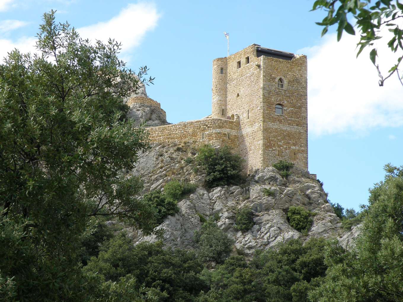 Le château en ruine du vieux village de Mérindol-les-Oliviers
