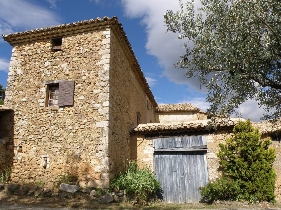 Un mas ancien à l'est du vieux village de Mérindol-les-Oliviers