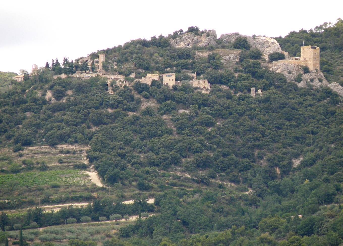 Vue générale du vieux village en ruine de Mérindol-les-Oliviers