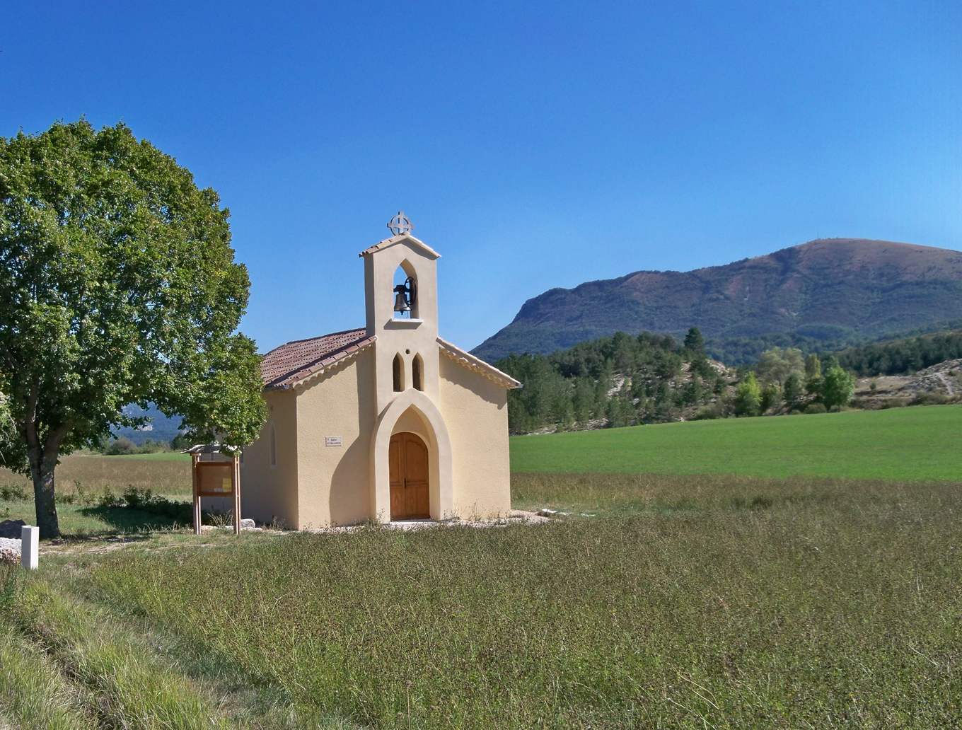 La chapelle Sainte-Bernadette, dite de la Farette, sur les hauteurs de Mévouillon