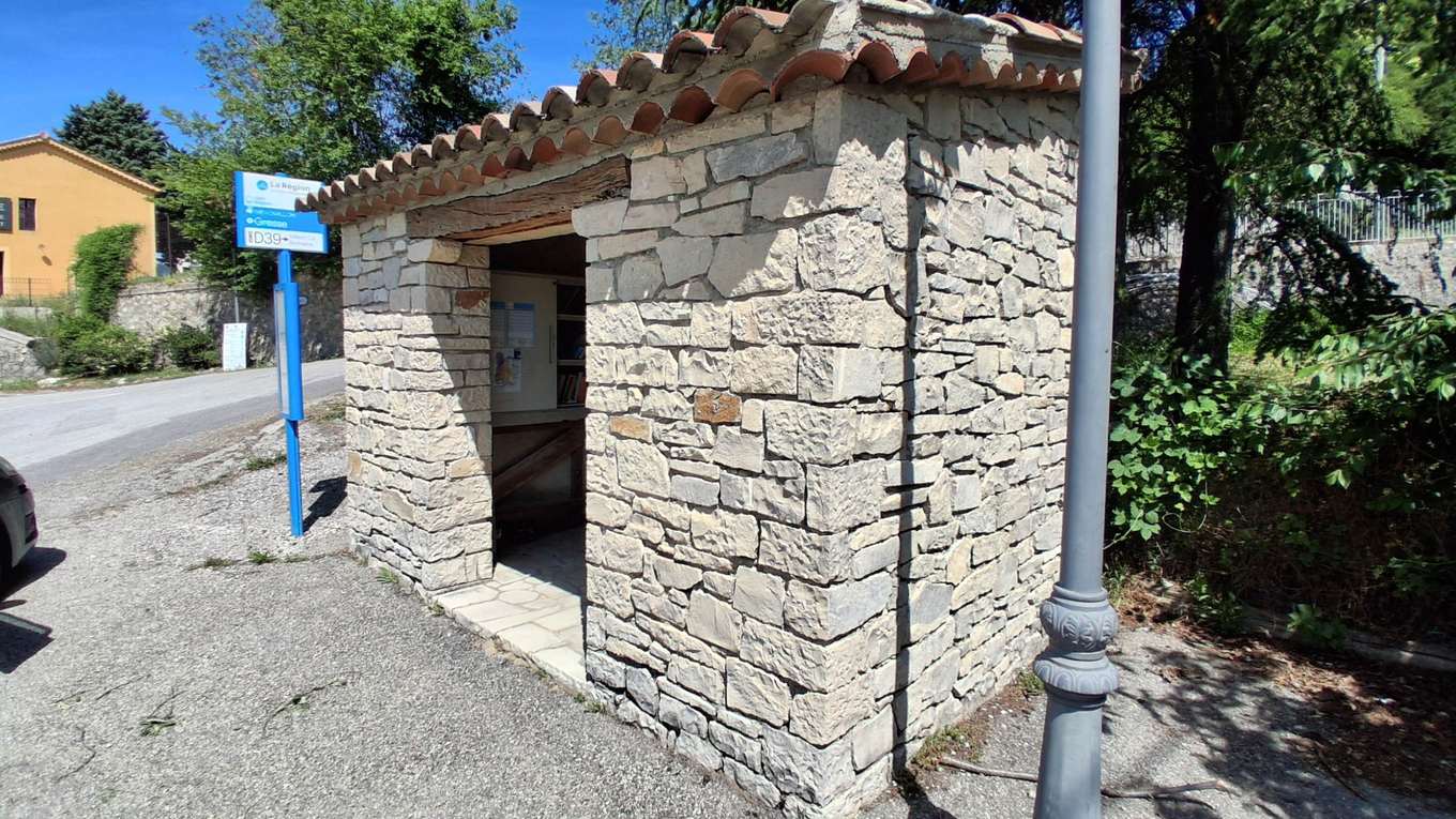 La boîte à livres du hameau de Gresse, à Mévouillon