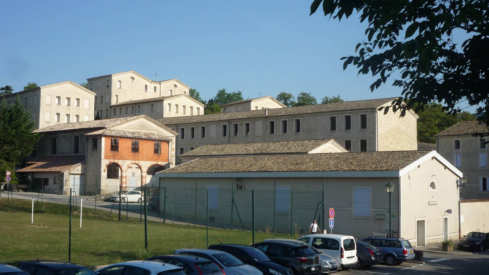 Les logements sociaux de Blacons, dans l'ancienne usine, avec la mairie au centre