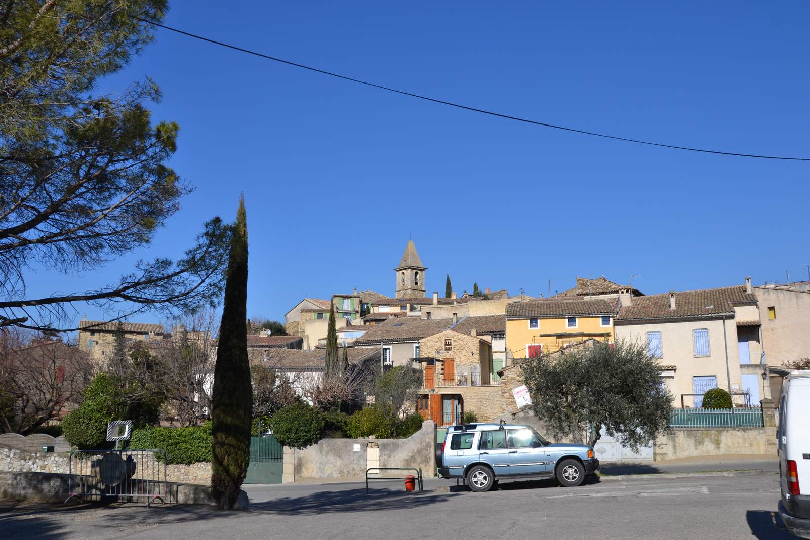Le village de Mirabel-aux-Baronnies vu depuis la campagne