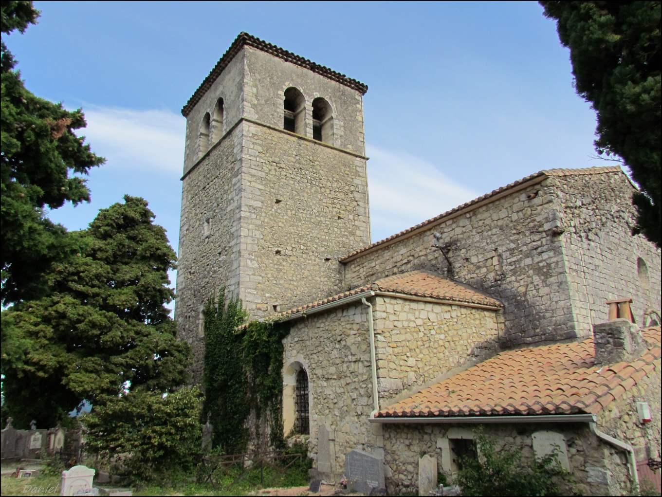 L'église romane Sainte-Foy de Mirmande, en haut du village