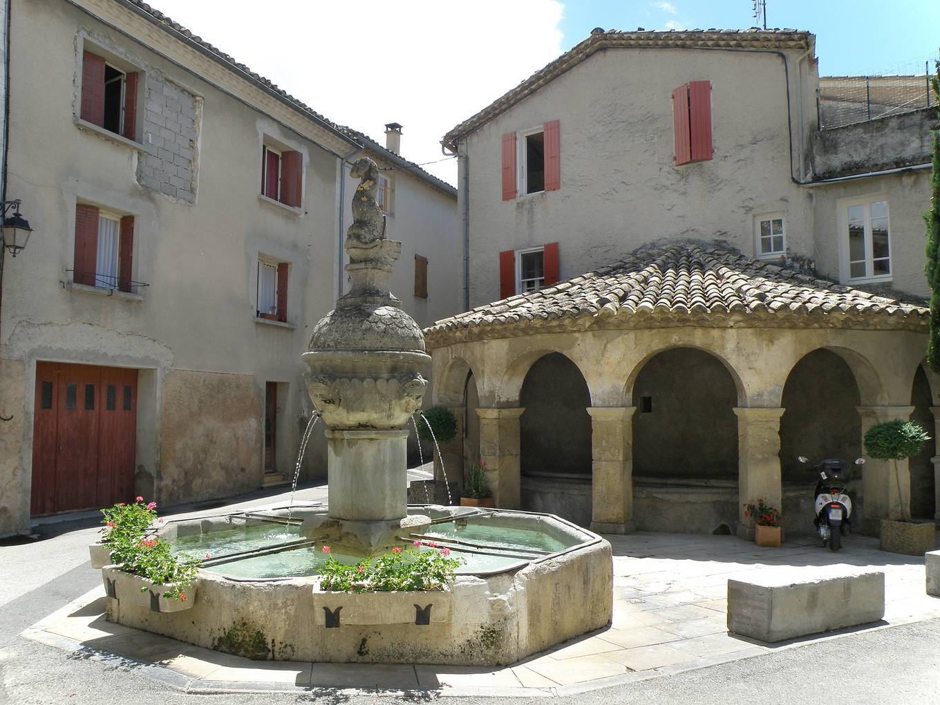 La place de la Fontaine à Mollans-sur-Ouvèze, avec son lavoir à arcades