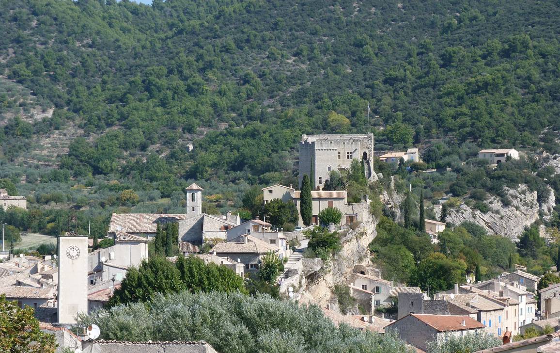 Le village de Mollans-sur-Ouvèze vu du sud