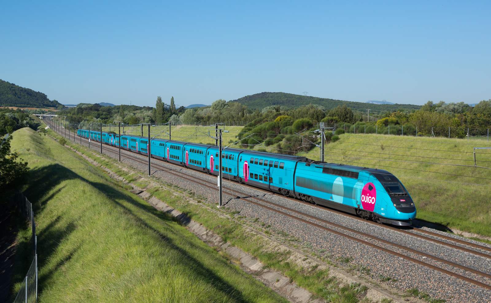 Deux rames de TGV roulant sur une ligne à grande vitesse en pleine campagne près de Montboucher-sur-Jabron