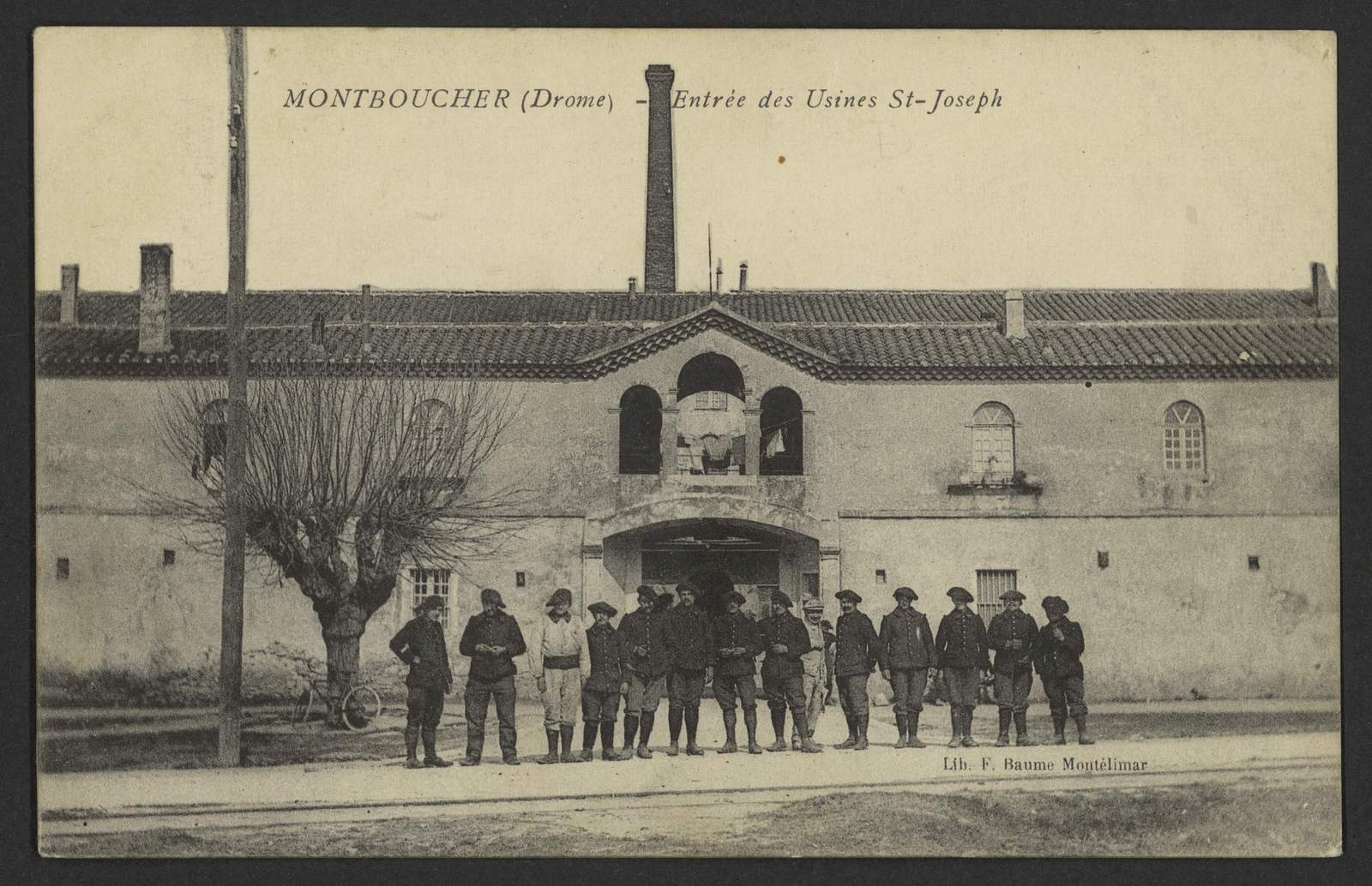 Carte postale ancienne de l'entrée des usines Saint-Joseph à Montboucher, un portail et un chemin bordé d'arbres