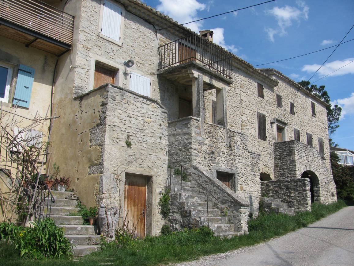 Des maisons à pontin, dites en hauteur, à Montbrison-sur-Lez