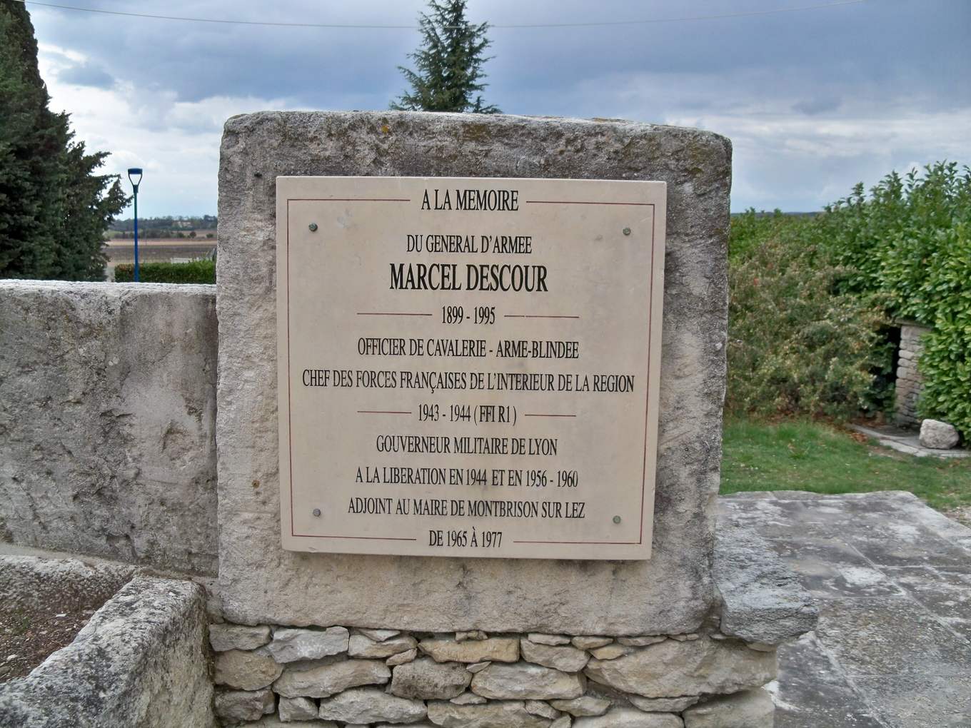 La plaque à la mémoire du général Marcel Descour à Montbrison-sur-Lez