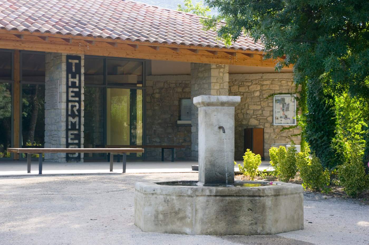L'entrée de la station thermale de Montbrun-les-Bains et sa fontaine