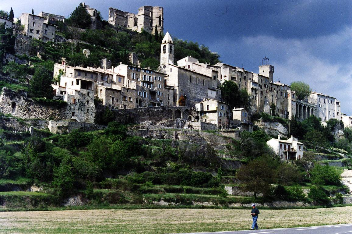 Le village perché de Montbrun-les-Bains, maisons empilées sous les vestiges du château