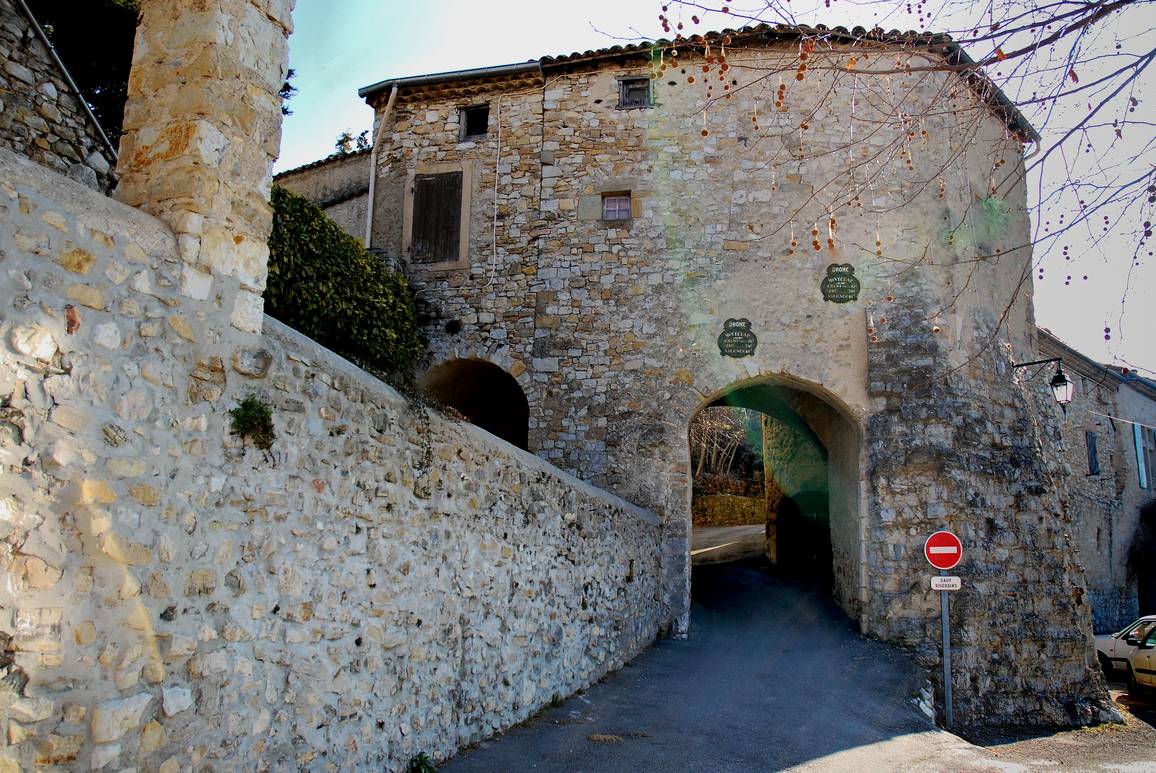 La porte d'accès au village de Montclar-sur-Gervanne