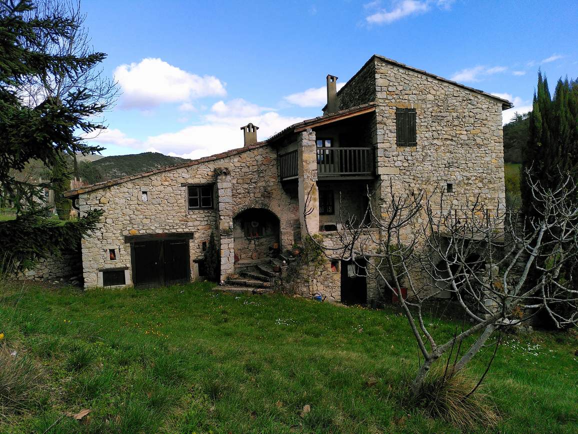 Une maison de pierre traditionnelle au cœur de Vaugelas