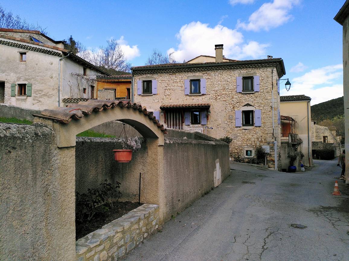 La rue principale du hameau de Vaugelas