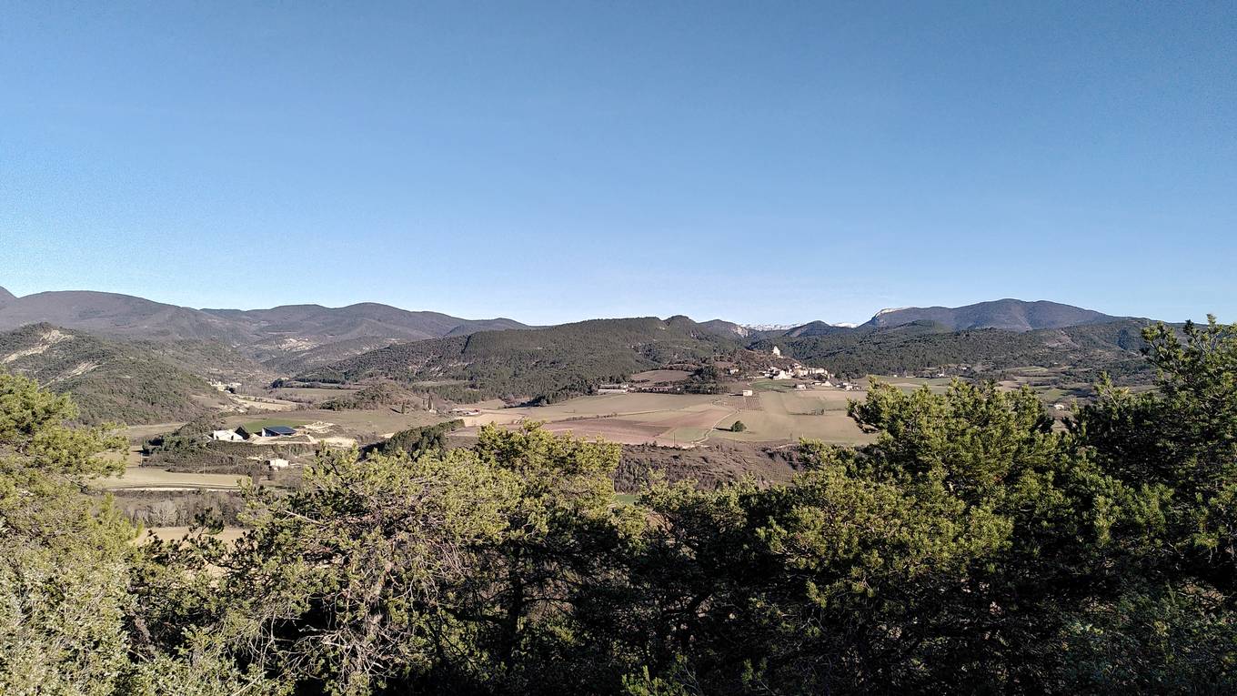 Montclar-sur-Gervanne vu depuis la crête de Peylong, avec Vaugelas à gauche