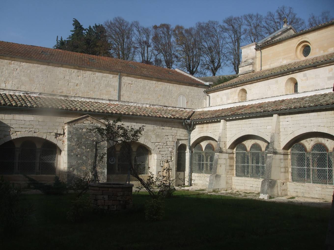 Le cloître de l'abbaye d'Aiguebelle, galerie et jardin