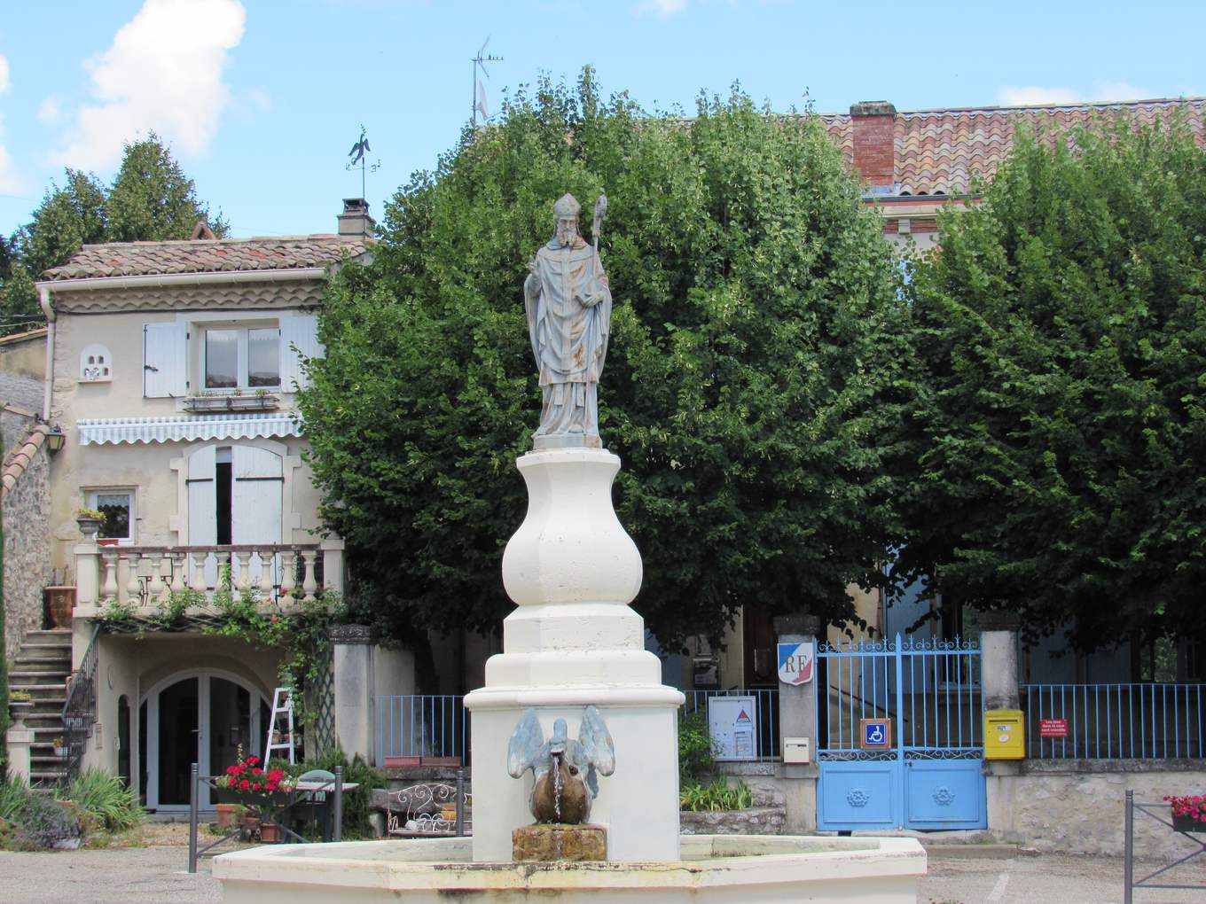 La fontaine sur la place du village de Montjoyer